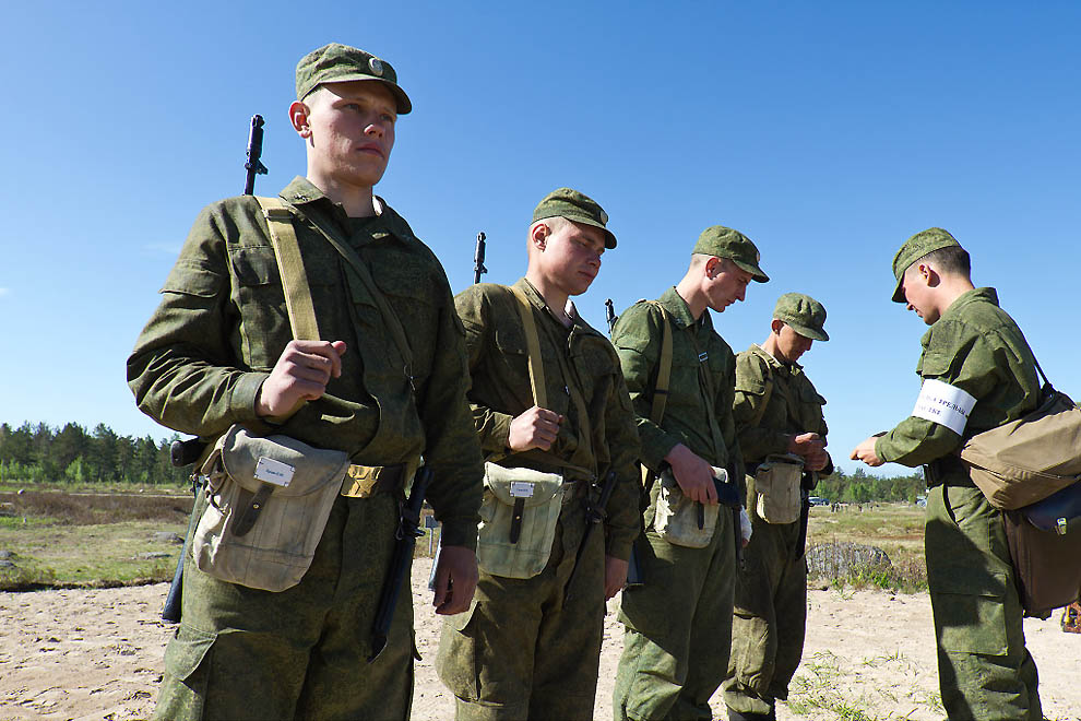 Учение вот что нужно молодому. Солдат Российской армии. Солдаты на полигоне. Полевая форма Военная. Военный Строй.